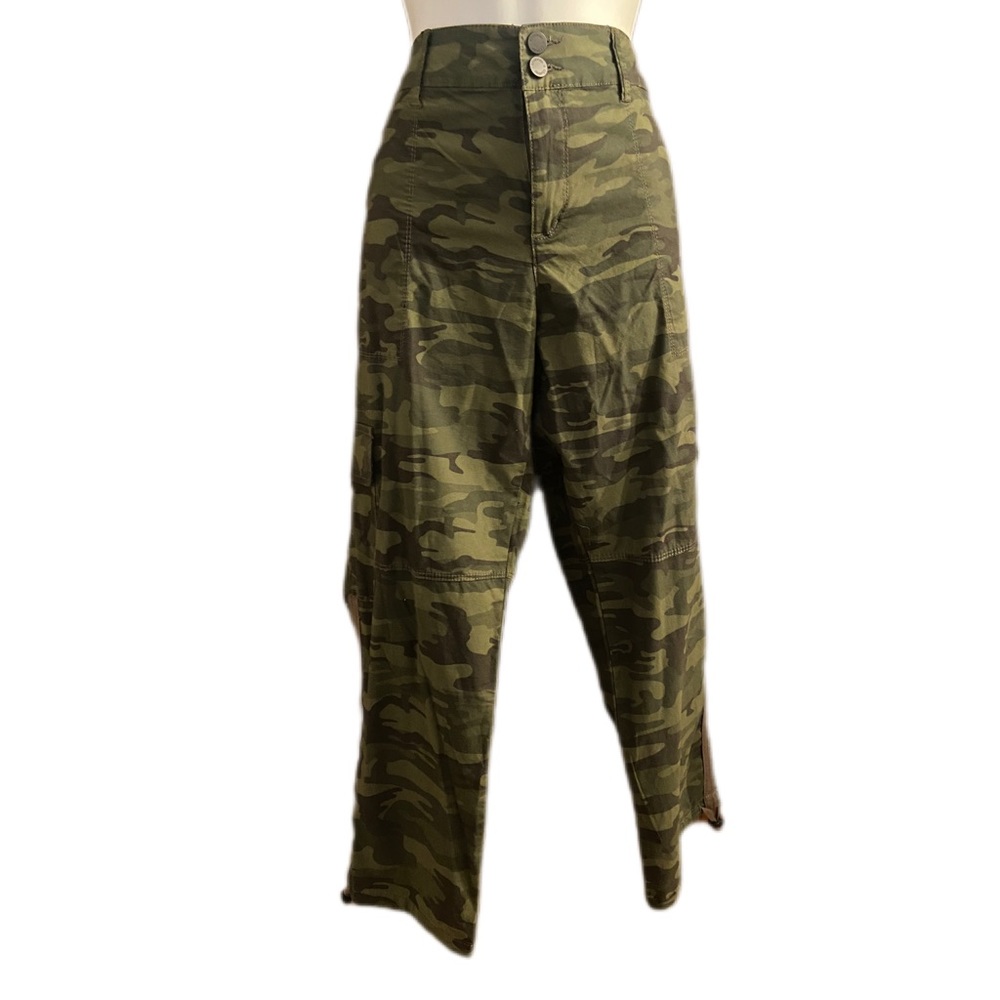 NWT Blossom Clover Camo Capri, Size 12